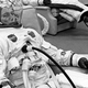 El astronauta Donn Eisele luce los dos relojes que llevaba durante los entrenamientos para la misión Apolo 7. Foto: NASA